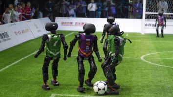 China a organizat primul meci de fotbal cu roboți controlați de Inteligență Artificială