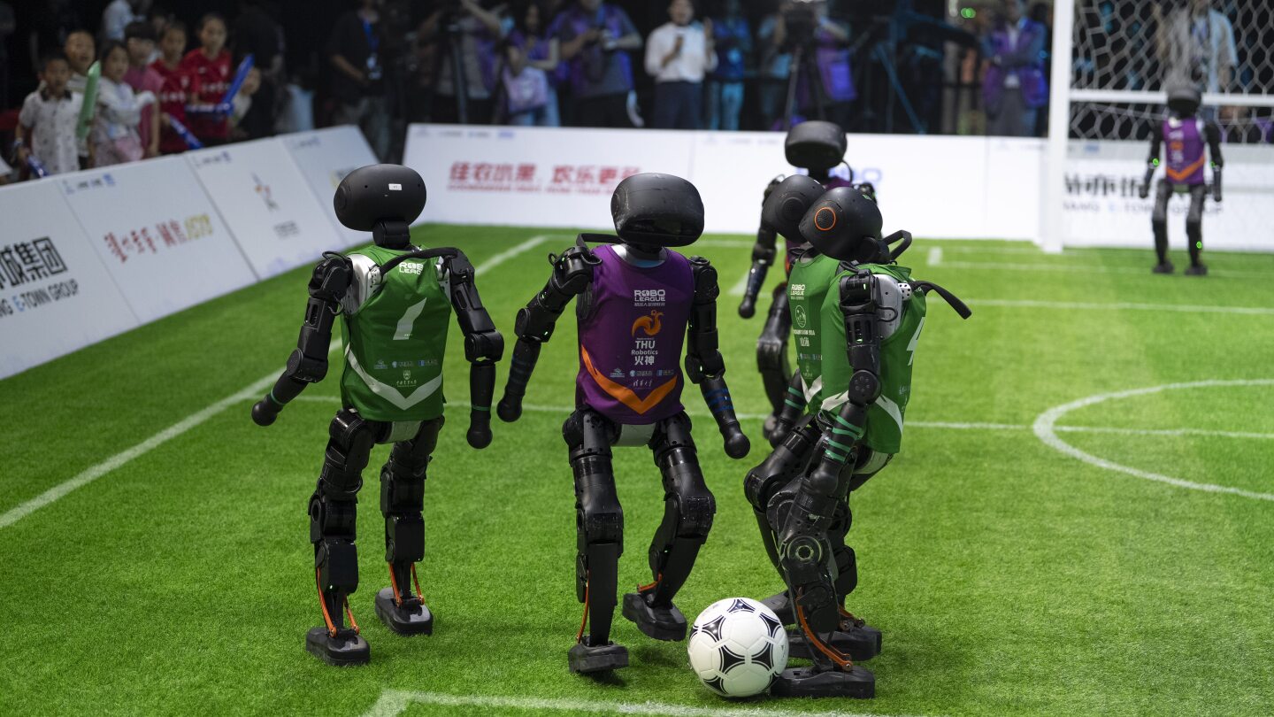 China a organizat primul meci de fotbal cu roboți controlați de Inteligență Artificială