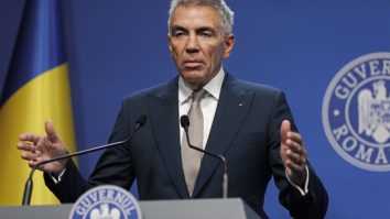 BREAKING NEWS: Vicepremierul Dragoș Anastasiu, acuzat că a dat mită 8 ani unei inspectoare ANAF, demisionează: „A fost șpagă de supraviețuire, nu de îmbogățire. Sunt onest și integru. Plecarea mea nu va opri Reforma. Să nu se bucure prea mulți. Avem un Premier decis să continue Reforma”