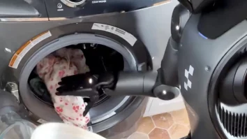 Figure 02 este primul robot care poate să preia hainele din coș și să le bage în mașina de spălat. Cum funcționează