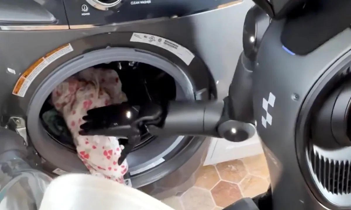 Figure 02 este primul robot care poate să preia hainele din coș și să le bage în mașina de spălat. Cum funcționează