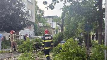 FOTO. Furtuna a făcut ravagii în București. O femeie a murit după ce acoperişul unei clădiri a căzut peste imobilul în care ea se afla. Mai mulți copaci au fost smulși din rădăcini