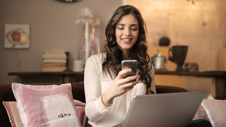 Generația Z răspunde la telefon, dar nu spun „Bună ziua”. Tinerii spun că este datoria celui care sună să vorbească primul
