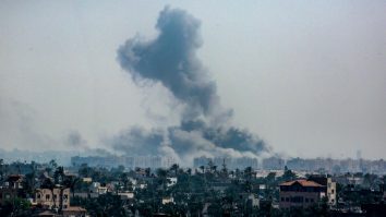 Israelul continuă loviturile aeriene în Gaza după ce Hamas a anunțat că este pregătit pentru discuții privind o încetare a focului