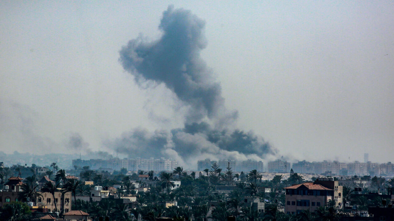 Israelul continuă loviturile aeriene în Gaza după ce Hamas a anunțat că este pregătit pentru discuții privind o încetare a focului