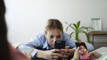 Părinții din Generația X, 45-60 de ani, își supraveghează copiii și la facultate. Profită de grupurile parentale pentru a controla tot