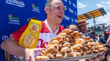 Concursul de mâncat hotdogi, de Ziua Independenței, și-a ales câștigătorul. Joey a mâncat 70 de hotdogi în 10 minute