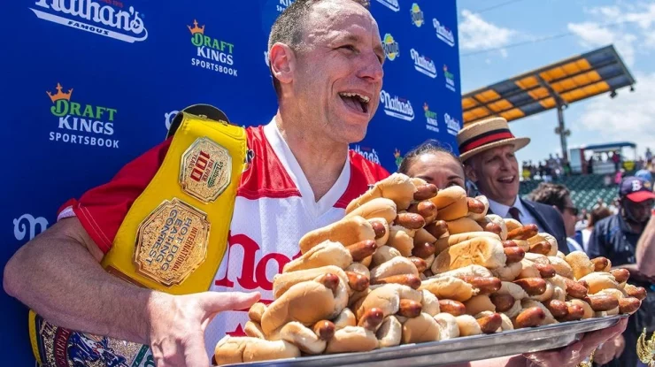 Concursul de mâncat hotdogi, de Ziua Independenței, și-a ales câștigătorul. Joey a mâncat 70 de hotdogi în 10 minute