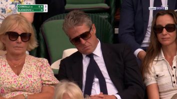 Hugh Grant ajunge viral după ce a oferit faza zilei la Wimbledon. Actorul a ațipit în loja regală, în spatele reginei Camilla