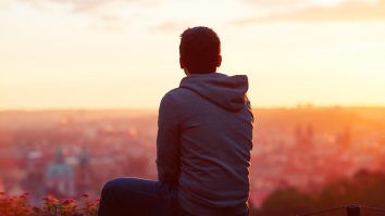 OMS: 1 din 6 oameni suferă de singurătate. Tinerii sunt cei mai afectați: 20% dintre adolescenți se simt singuri