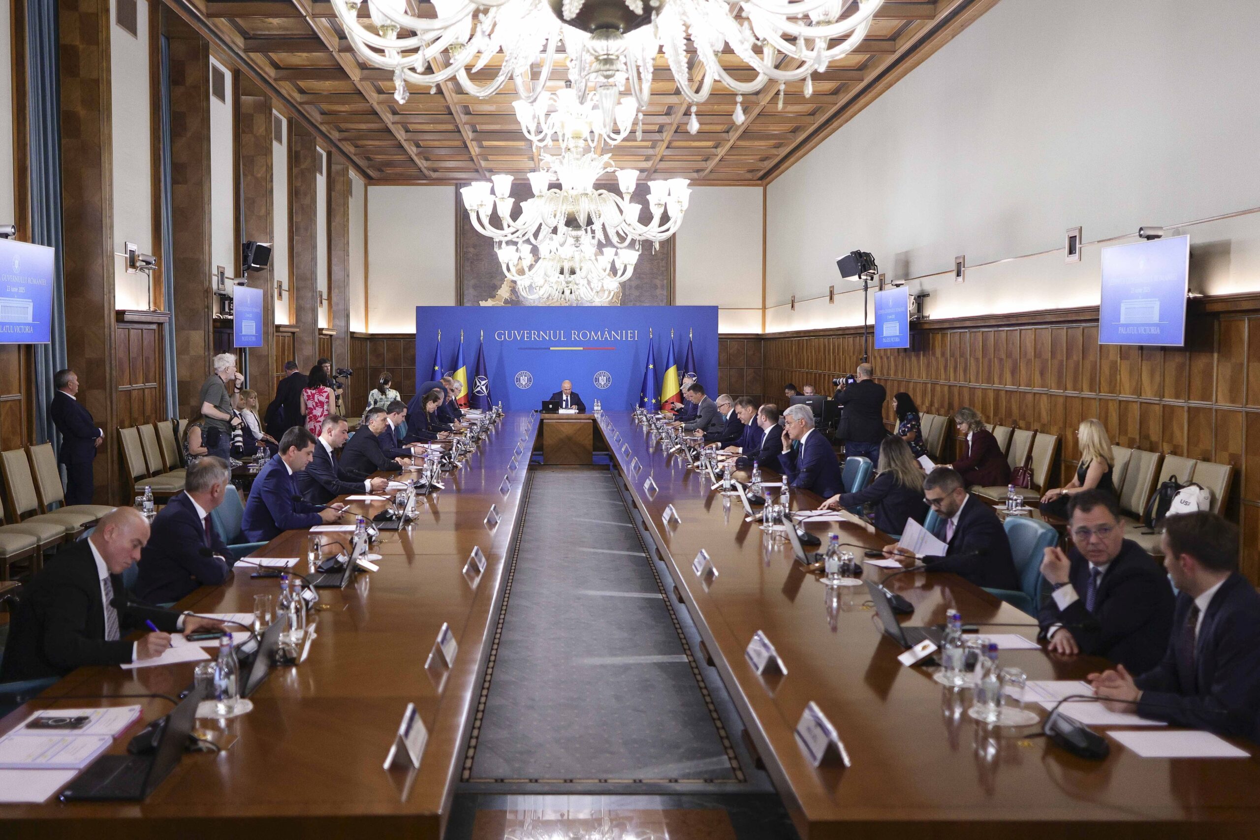 Guvernul Bolojan e pus pe „reforme” pentru reducerea deficitului bugetar. Cât de eficiente sunt noile măsuri anunțate? Primarii au ieșit în stradă