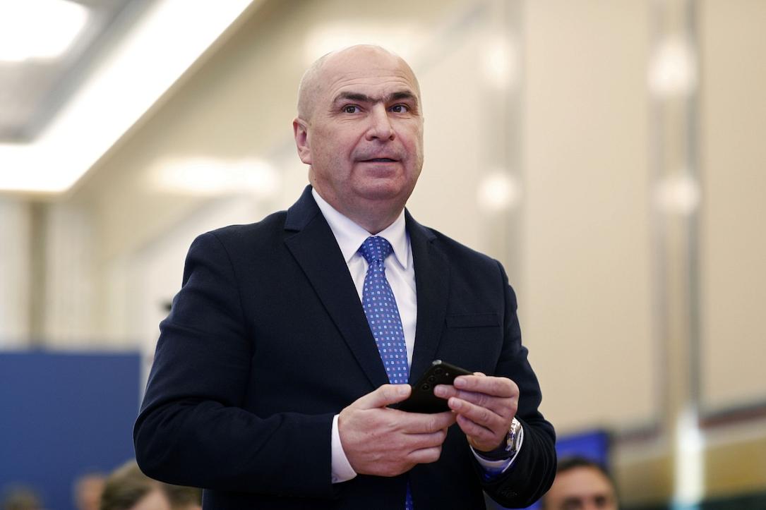 Guvernul Bolojan își asumă răspunderea pe noi taxe: Partidele, pensionarii și cazinourile pierd bani