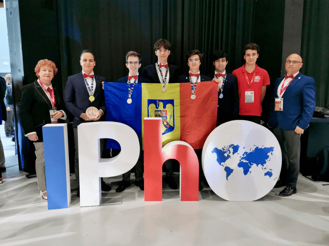 România face performanță la Paris. Elevii români se întorc de la Olimpiada Internațională de Fizică cu cinci medalii: una de aur și 4 de argint