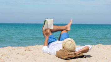 Ce cărți iei cu tine în vacanță? Trei romane despre iubire, curaj și supraviețuire