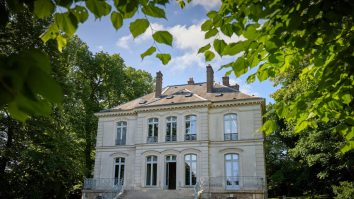 Vila lui Karl Lagerfeld din Paris este scoasă la licitație. Proprietatea are terenuri extinse cu o piscină, un teren de tenis