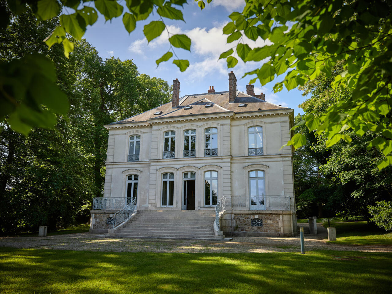 Vila lui Karl Lagerfeld din Paris este scoasă la licitație. Proprietatea are terenuri extinse cu o piscină, un teren de tenis