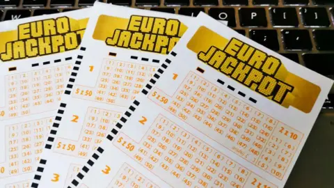 Mii de norvegieni au crezut că au devenit milionari după ce au jucat la loterie. Norsk Tipping a trimis notificări cu sume greșite