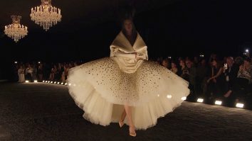 Paris Couture Week debutează cu spectacole futuriste și vedete în ținute care sfidează moda clasică
