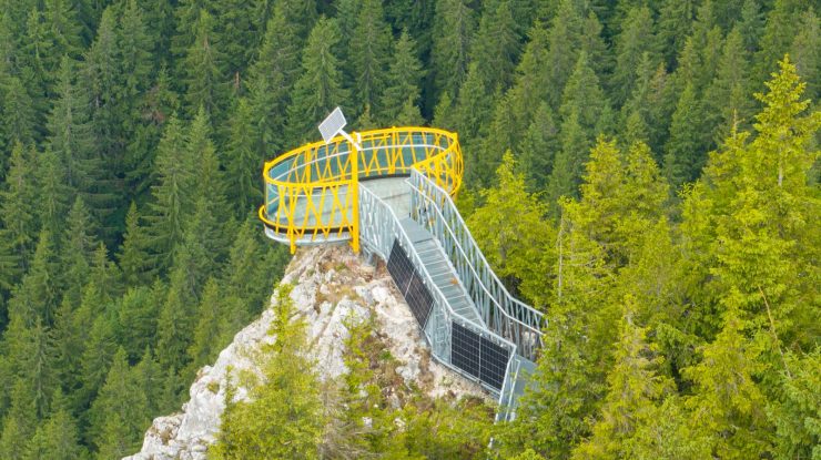 Bucovina inaugurează primul skywalk din România, o pasarelă cu podea de sticlă, suspendată la 600 de metri altitudine