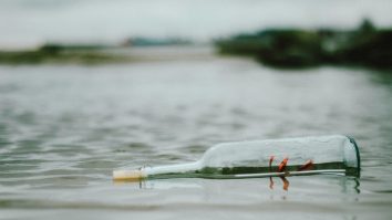 O scrisoare de dragoste, aruncată în ocean de un cuplu canadian în 2012, a fost găsită după 13 ani pe o plajă din Irlanda