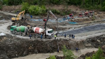 Lucrările pe şantierul de deviere a pârâului Corund, la Praid, au fost reluate, după o pauză de două zile