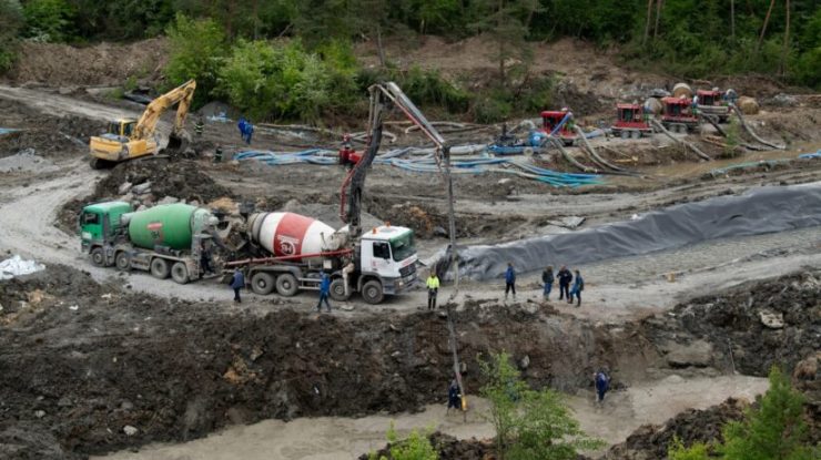 Lucrările pe şantierul de deviere a pârâului Corund, la Praid, au fost reluate, după o pauză de două zile