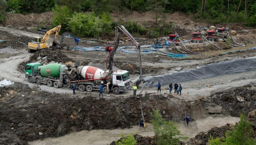 Lucrările pe şantierul de deviere a pârâului Corund, la Praid, au fost reluate, după o pauză de două zile