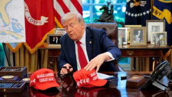 Trump îndeamnă echipele sportive din Washington și Cleveland să revină la numele vechi: „S-ar putea să le impun o restricție”