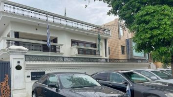 Un bărbat s-a dat drept ambasador în India și a creat o ambasadă falsă într-un cartier rezidențial aproape de New Delhi