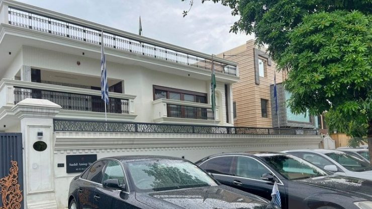 Un bărbat s-a dat drept ambasador în India și a creat o ambasadă falsă într-un cartier rezidențial aproape de New Delhi