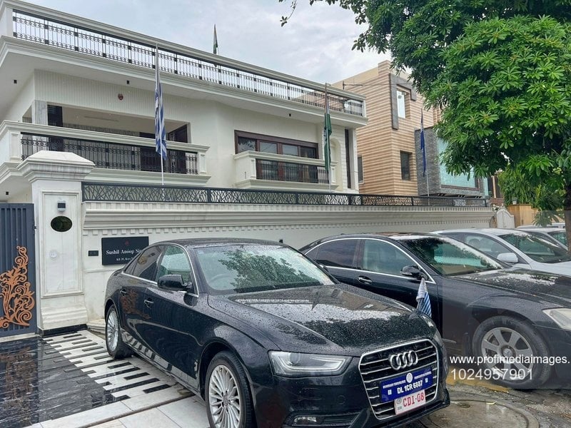 Un bărbat s-a dat drept ambasador în India și a creat o ambasadă falsă într-un cartier rezidențial aproape de New Delhi