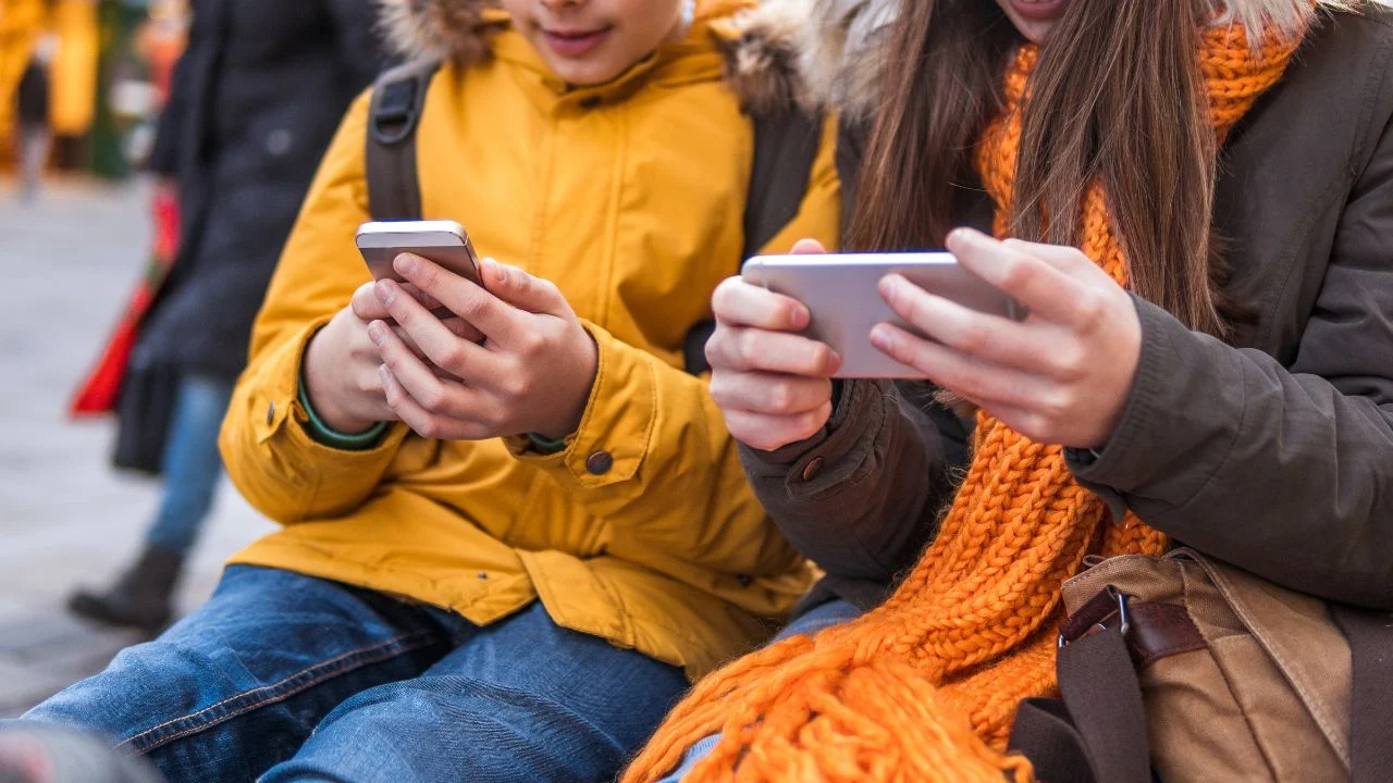 Comisia Europeană propune măsuri pentru protejarea copiilor online. Conturile minorilor vor fi setate automat pe privat