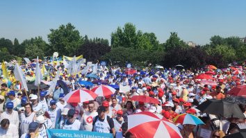 Pe 8 septembrie, peste 30.000 de profesori au anunțat că vor ieși în stradă să manifesteze față de măsurile din Legea Bolojan