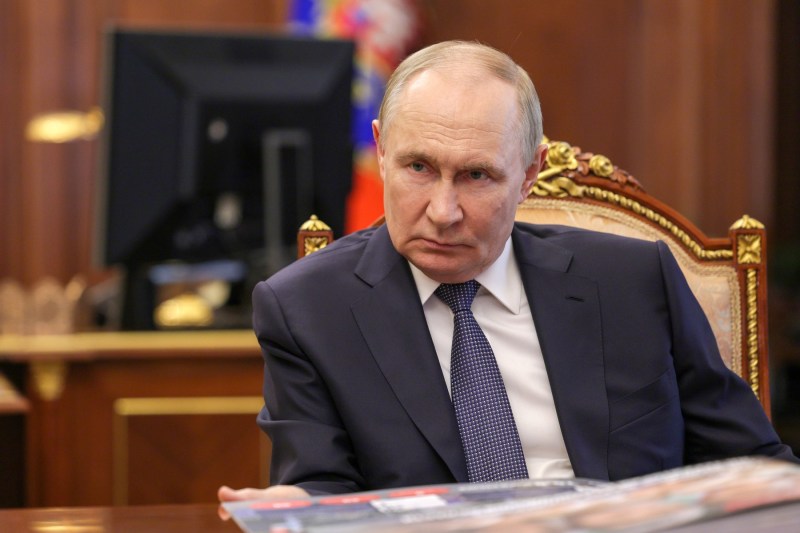 Putin va continua războiul din Ucraina până când Occidentul va negocia pacea în termenii săi, spun surse apropiate de Kremlin. Președintele rus nu se teme de sancțiunile lui Trump