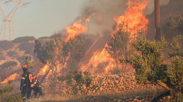 5.000 de turiști au părăsit insula Creta. 230 de pompieri se luptă cu incendiile de vegetație