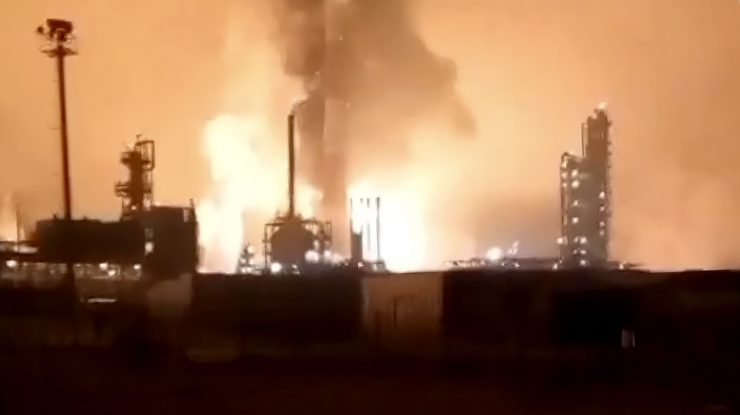 Ucraina a lovit masiv infrastructura energetică și de transport din Rusia. O fabrică este în flăcări