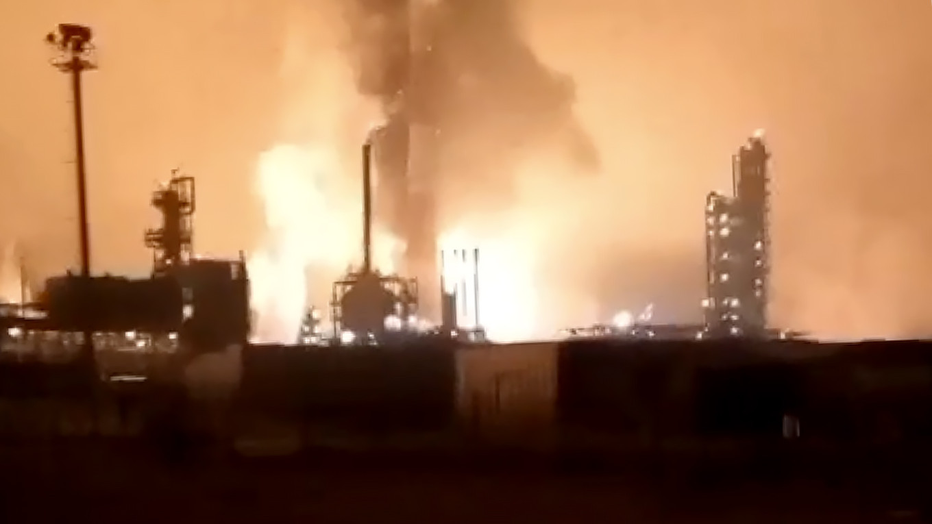 Ucraina a lovit masiv infrastructura energetică și de transport din Rusia. O fabrică este în flăcări