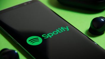Spotify este acuzat că are melodii A.I. pe conturile artiștilor decedați. Platforma nu ține cont de drepturile de autor