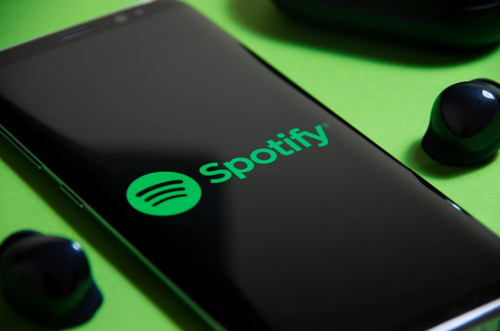 Spotify este acuzat că are melodii A.I. pe conturile artiștilor decedați. Platforma nu ține cont de drepturile de autor
