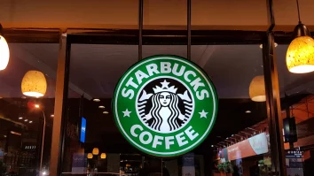 Starbucks își schimbă strategia. Compania renunță la pickup-only și investește în cafenele clasice