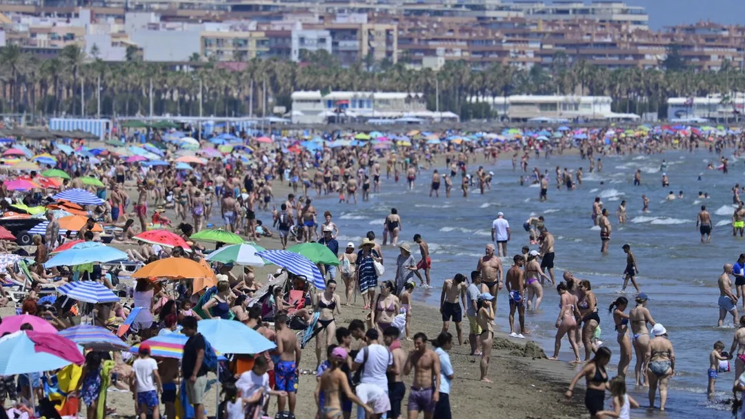 Spaniolii se simt tot mai excluși de pe propriile plaje din cauza turiștilor. Unii renunță la vacanță și rămân acasă