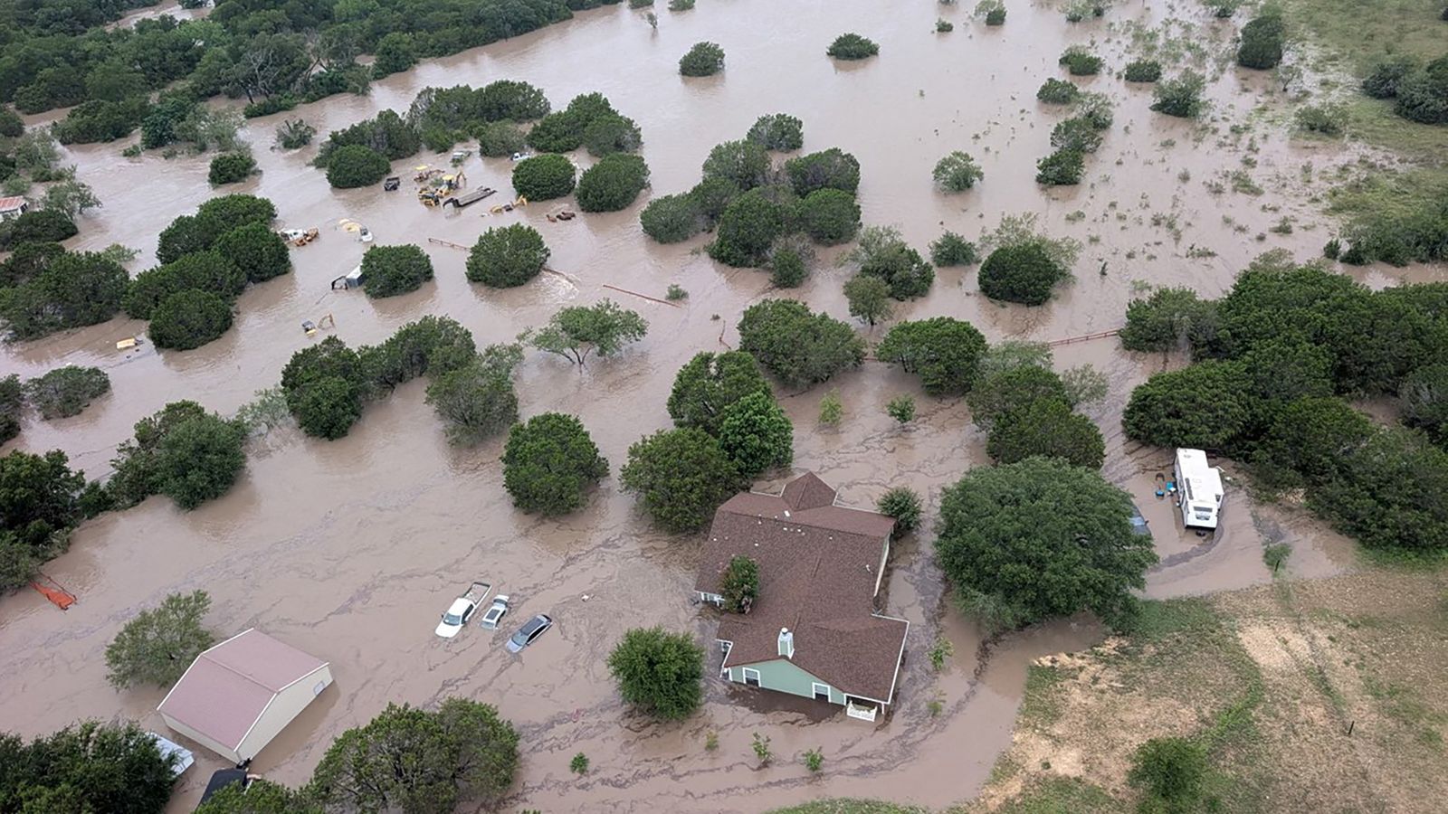 Bilanţul inundațiilor din Texas a crescut la 70 de morţi. Numărul fetelor dispărute de la tabăra Mystic a scăzut la 11