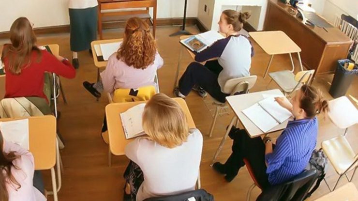 Titularizare 2025: Aproximativ 40.000 de candidați susțin astăzi proba scrisă în 121 de centre din țară