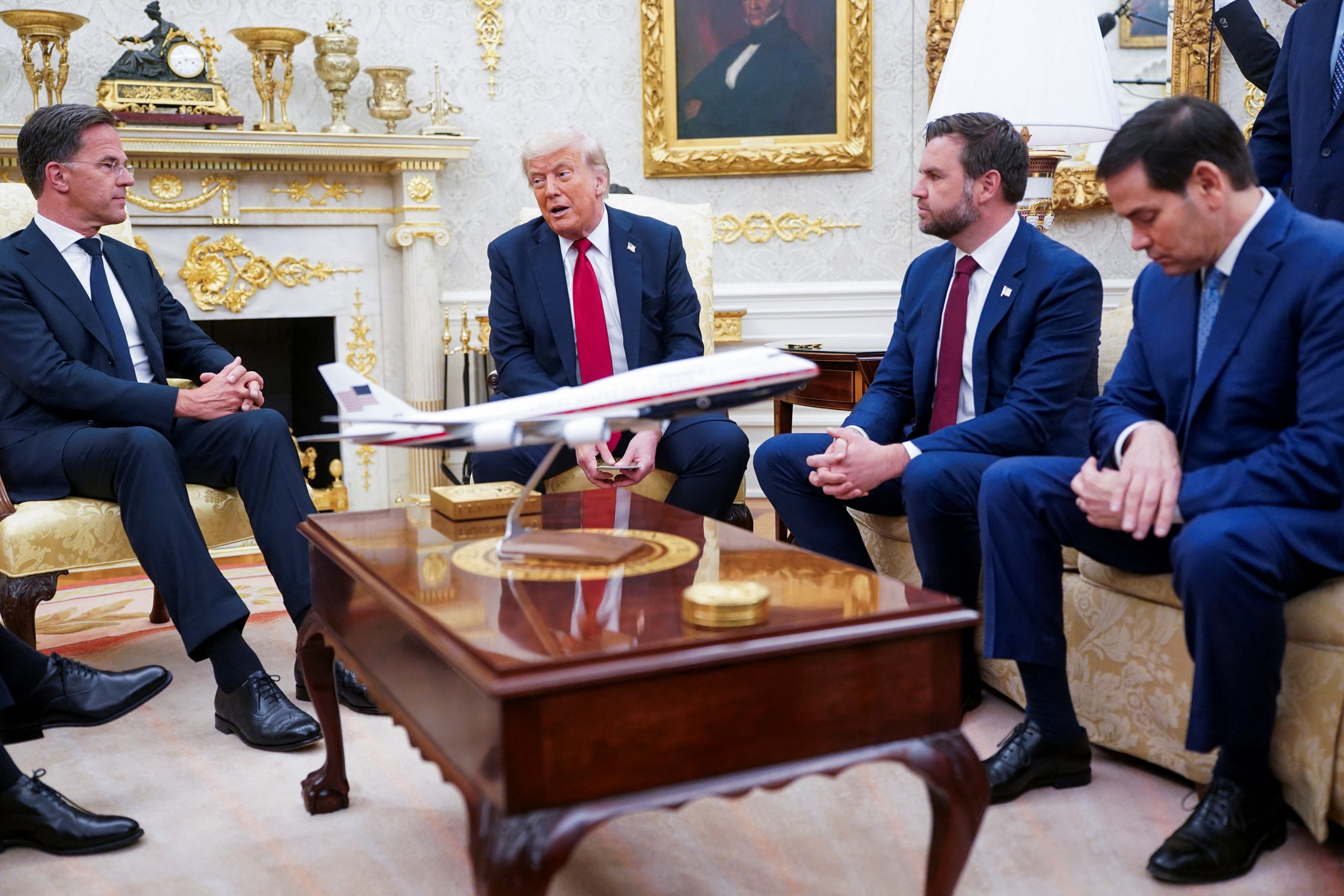 Trump îi dă lui Putin un ultimatum greu de ignorat: Ori ajunge la pace cu Ucraina în 50 de zile, ori va primi „tarife foarte severe” de 100%