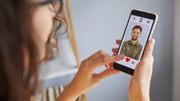 Cum îți faci profilul perfect de dating? Femeile spun că imaginile trebuie să arate că bărbatul este disponibil emoțional