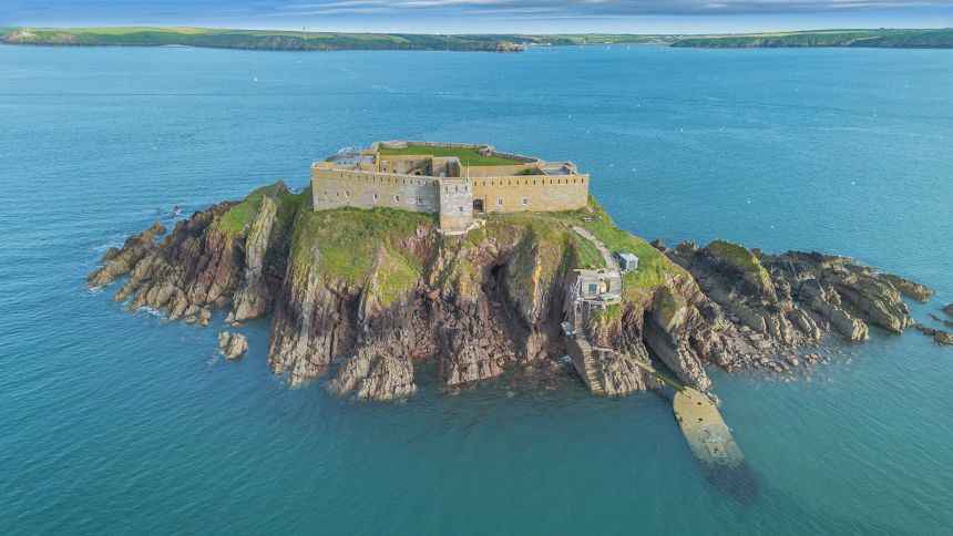 Thorne Island a fost scoasă la vânzare pentru 4 mil. $. Fortul are heliport, bar pe acoperiș, sală de jocuri și birou cu vedere la mare