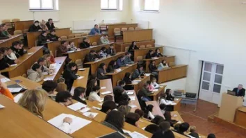 Bursele studenților se dau doar în timpul cursurilor şi beneficiază doar cei pe locuri finanţate de la bugetul de stat