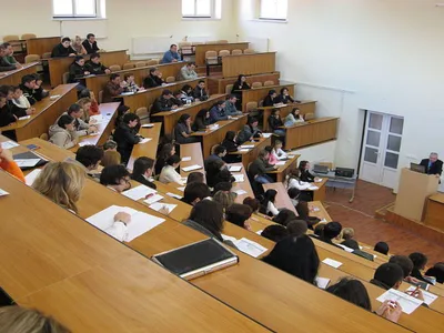 Bursele studenților se dau doar în timpul cursurilor şi beneficiază doar cei pe locuri finanţate de la bugetul de stat
