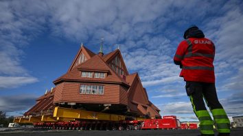 Suedezii mută o biserică veche de 113 ani la 5 kilometri distanță. Mutarea face parte din proiectul de relocare a orașului Kiruna