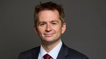 Parlamentarul britanic Mark Sewards și-a făcut un avatar cu Inteligență Artificială. Sewards și-a făcut clona pentru că nu reușea să răspundă alegătorilor